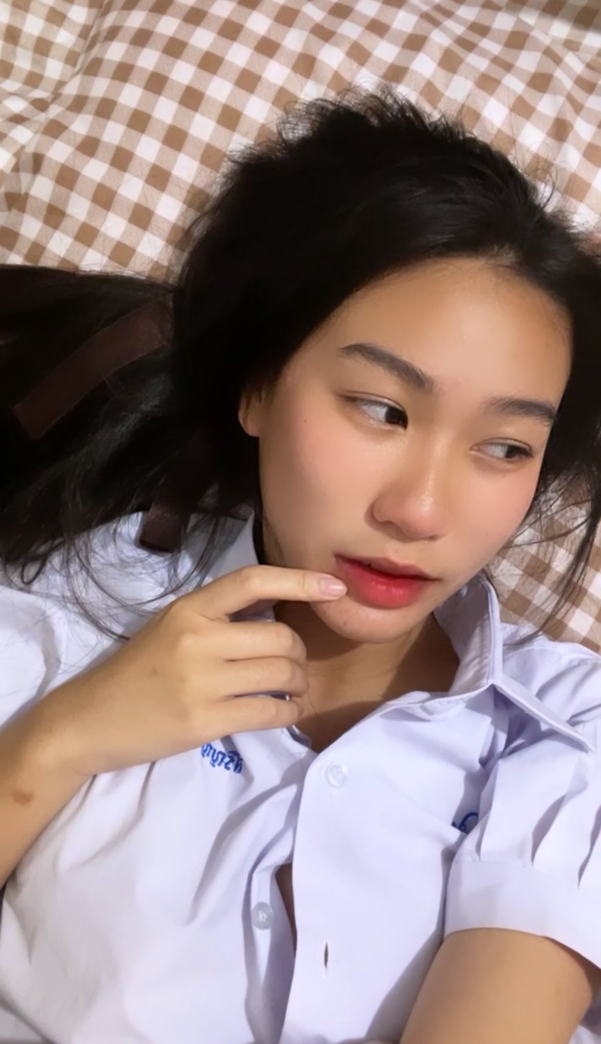 Bina บีน่า ชุดนักเรียนนอนบนเตียง