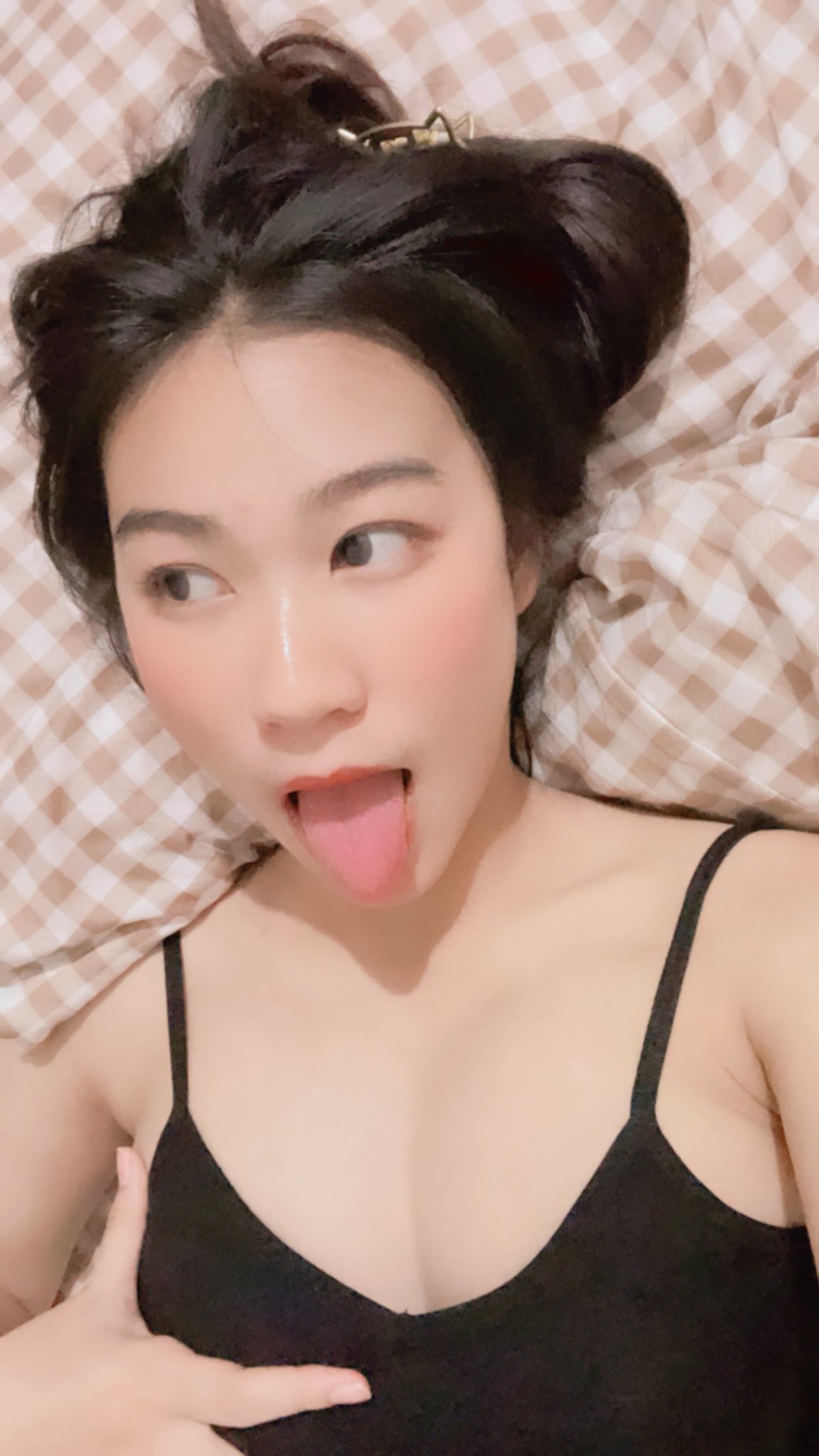 Bina บีน่า แลบลิ้น เสื้อในสีดำ