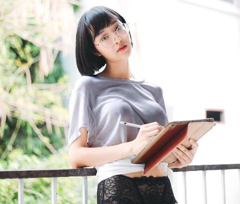 Deerlong กวาง เขียนหนังสือ นมสวย