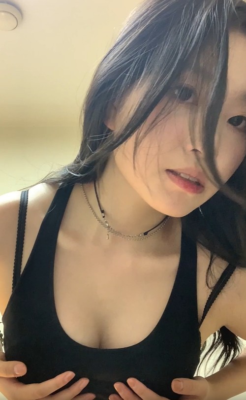 น้องยูมิถ่ายเล่นหน้ากระจก นมอย่างเด้งเลย คลิปแรกๆ ก่อนจะดัง yumi_03